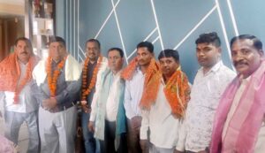 ओमेंद्र बघेल व संदीप पाल का स्वागत किया