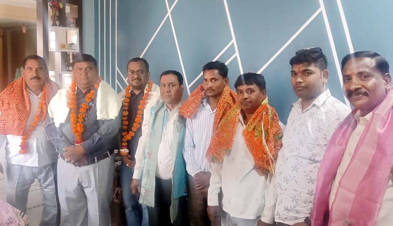 ओमेंद्र बघेल व संदीप पाल का स्वागत किया