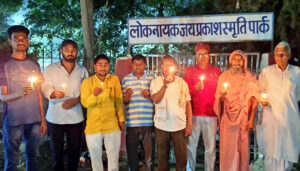 शिक्षक नीरज पाल की हत्या के विरोध में कैंडल मार्च निकाला