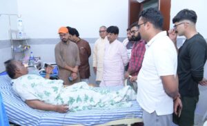 नंदकिशोर पाल का हाल जानने पहुंचे कपिलदेव अग्रवाल