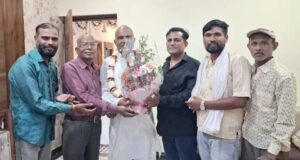 चंद्रपाल धनगर का अभिनंदन किया