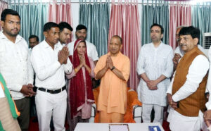 स्व. बिजेद्र पाल के परिजनों से मिले योगी आदित्यनाथ व जयंत चौधरी