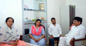 विधायक मिथलेश पाल से मिले कपिलदेव अग्रवाल