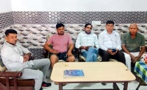नरेंद्र पाल प्रधान से मिले मोहन प्रजापति