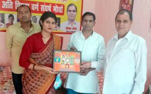 मोहन प्रजापति से मिलीं सपा नेत्री दीप्ति पाल
