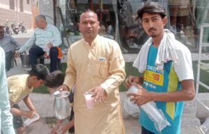 पाल साड़ी महल पर शर्बत बांटा