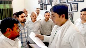 पुष्पेंद्र पाल ने सांसद चंदन चौहान से की अंडरपास बनाने की मांग
