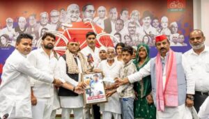 अखिलेश यादव से मिले अनुष्का के परिजन