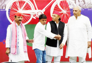 अखिलेश यादव से मिले दीपक पाल