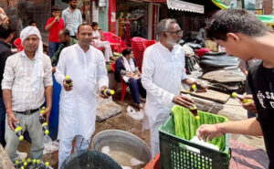 सान्वी पाल के जन्मदिवस पर शिकंजी बांटी
