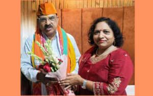 विनीता पाल ने प्रकाश पाल को बुके देकर शुभकामनाएँ दीं