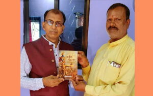 कवि जोहन भार्गव ने अपनी पुस्तक भेंट की