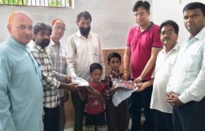 स्वाभिमान शिक्षा संस्कृति ट्रस्ट ने दो बच्चों को दिए स्कूल बैग व ड्रेस