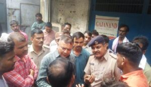 लिफ्ट में दबने से महिला की मौत, समाजसेवियों ने दिलाया इंसाफ