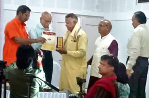 उच्च न्यायालय के न्यायमूर्ति द्वारा नारायण प्रसाद पाली सम्मानित