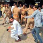 सपाईयों ने पुलिस की मौजूदगी में मुकेश पाल देशबंधु को पीटा