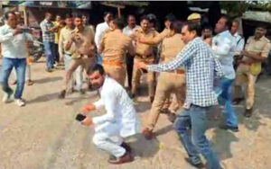 सपाईयों ने पुलिस की मौजूदगी में मुकेश पाल देशबंधु को पीटा